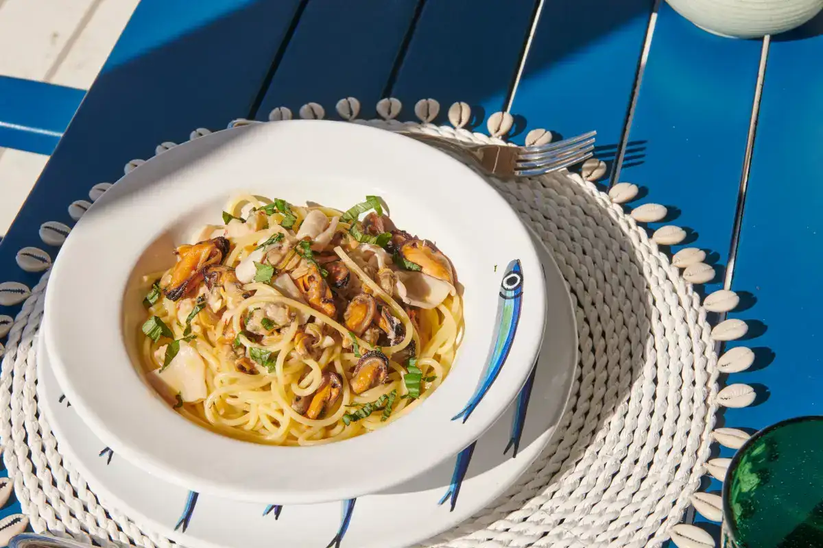 A Forte dei Marmi il pranzo in spiaggia sotto l'ombrellone è ancora un rito