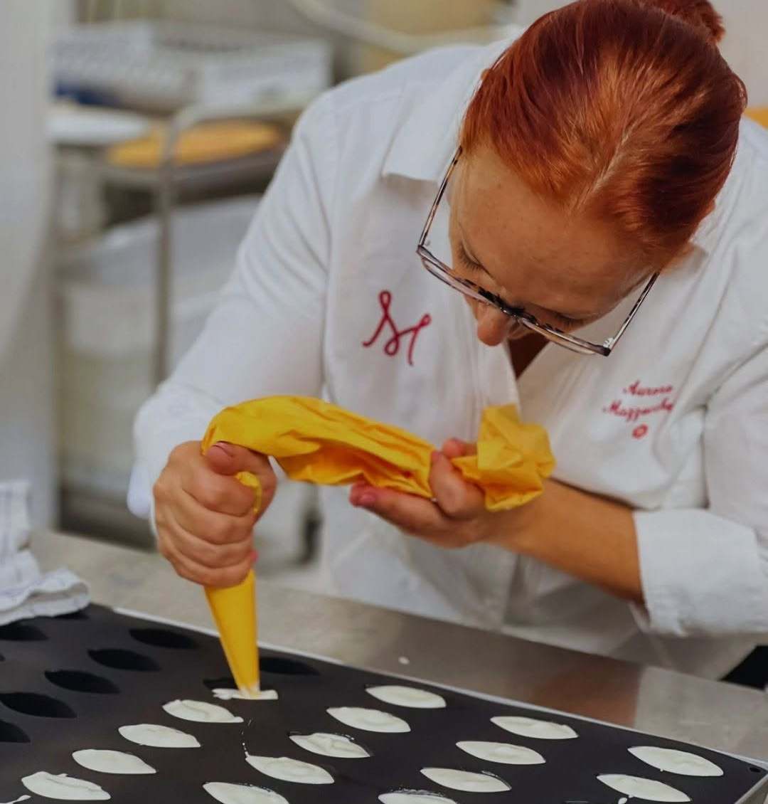 Aurora Mazzucchelli al lavoro in cucina