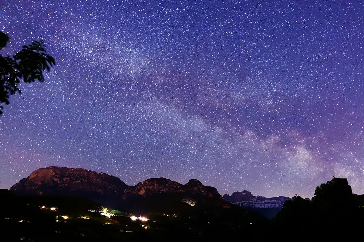 La ricerca di cieli incontaminati e privi di inquinamento luminoso alimenta il trend dell'astroturismo