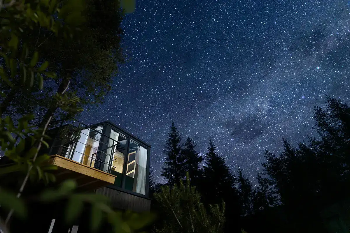 Dormire sotto la luna: gli Skyview Chalets sul Lago di Dobbiaco trasformano il soffitto della camera da letto in un osservatorio privato grazie alla struttura in vetro